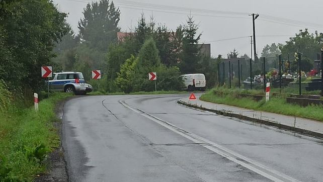 Cztery kolizje w poniedziałek. Padający deszcz i śliska nawierzchnia nie pomagały kierowcom