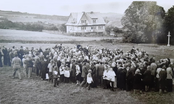 Budowa kościoła w Skrzydlnej na starej fotografii. Plenerowa wystawa cieszyła się dużym zainteresowaniem