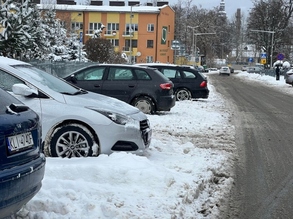 Miasto budzi się po opadach śniegu. Trzeba wziąć się za odśnieżanie…