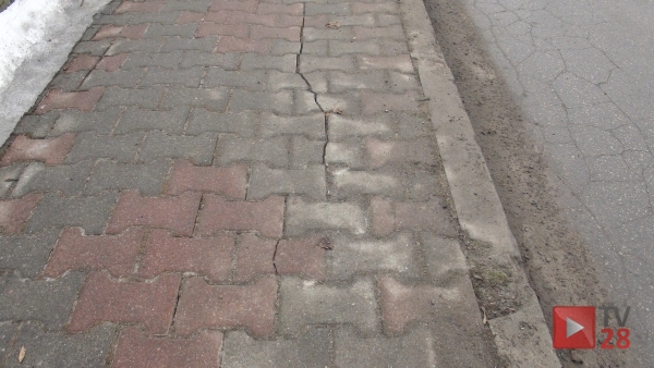 Fotointerwencja. Były proste chodniki, ale …! Śnieg odsłonił zniszczenia