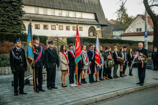 Złożenie wiązanek, msza św. oraz wspólne śpiewanie pieśni patriotycznych – obchody Święta Niepodległości w gminie Łukowica