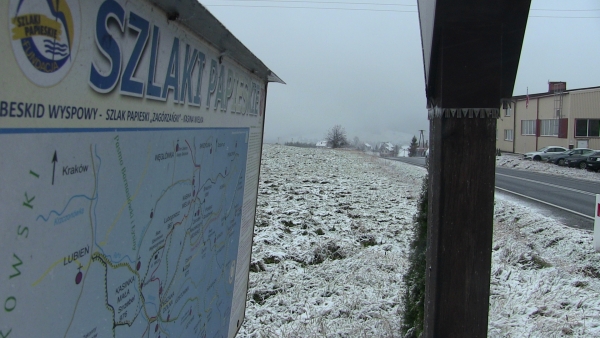 Spadł pierwszy śnieg. Górne partie szczytów Beskidu Wyspowego są ośnieżone