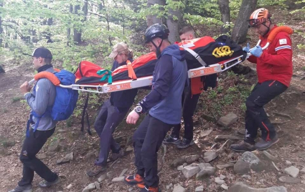 Turystka przebywająca na Mogielicy potrzebowała natychmiastowej pomocy