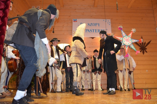 Gmina Mszana Dolna. Ci uczniowie najlepiej odegrali zwyczaję chodzenia po kolędzie
