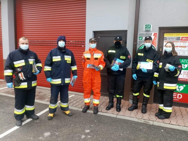 Strażacy OSP przeprowadzili akcję informacyjną dotyczącą szczepień przeciw COVID-19 i innych działań, podejmowanych przez jednostkę