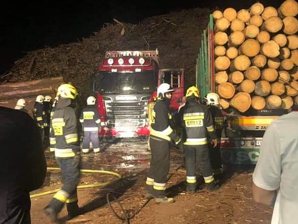 Na terenie jednego z tartaków zapalił się samochód ciężarowy