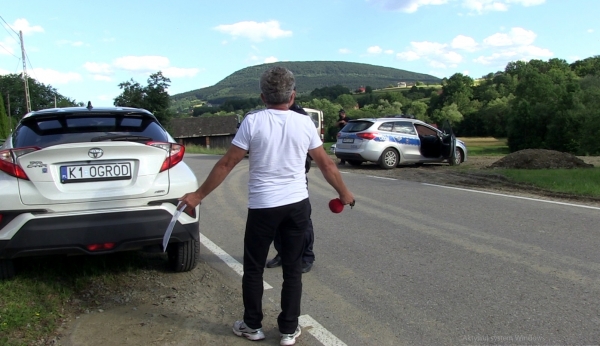 Pan Leszek Biros nie ma jak dojechać do swojej posesji. Podczas nagrania interweniowała policja