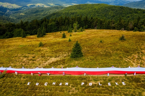 „Dbamy o Polskę w powiecie limanowskim” – relacja z rozkładania flagi na Polanie Stumorgowej