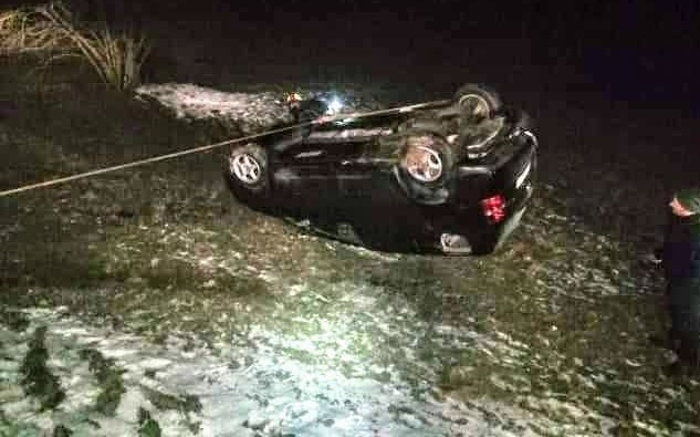 Samochód osobowy wypadł z drogi i dachował