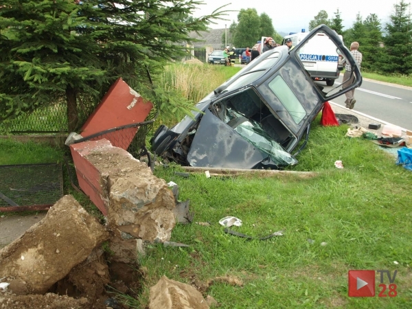 Mszana Górna. Renówka wyrwała betonowe ogrodzenie