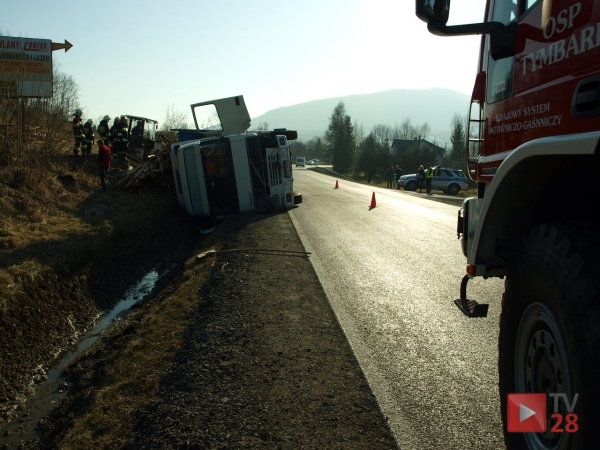Dobra. Ciężarówka po uderzeniu w "osobówkę" wylądowała w rowie