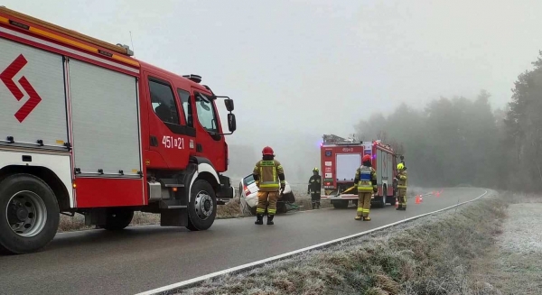 Dwie kolizje drogowe. Dachowanie i zderzenie dwóch pojazdów