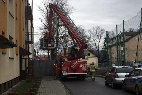 Limanowa. Ciało 34-letniego mężczyzny w mieszkaniu. Strażacy musieli wyważyć okno