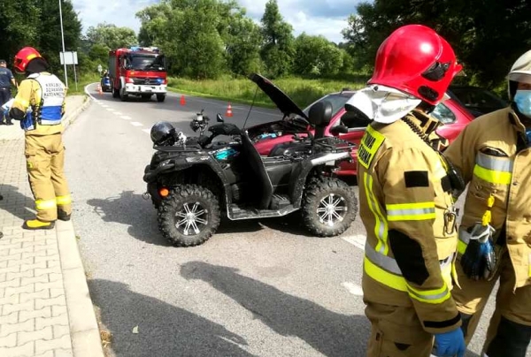 Jedna osoba trafiła do szpitala po zderzeniu Forda Fiesty z ciągnikiem rolniczym