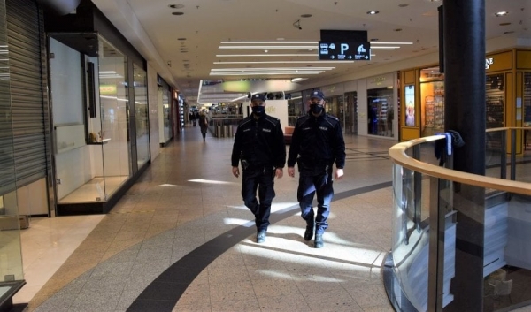 Ruszają kontrole. Policjanci będą sprawdzać przestrzeganie nowych przepisów związanych z pandemią