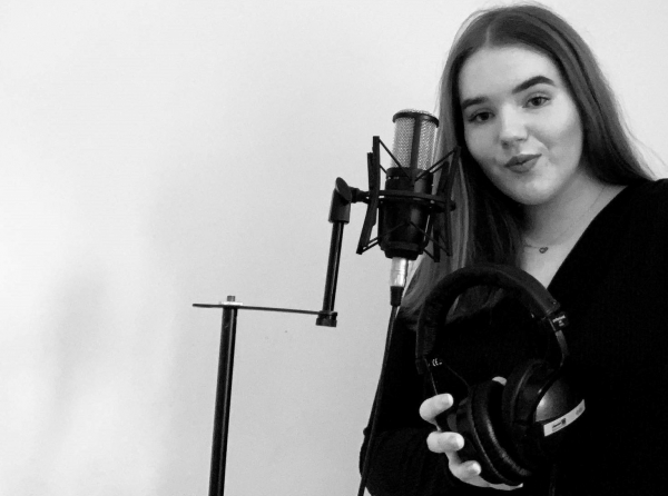 Kaja Kolarska śpiewa cover piosenki Sanah „2:00”