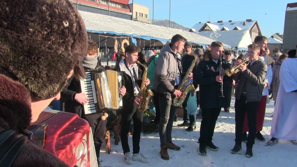 Regionalne produkty, ozdoby i rękodzieło. Limanowski rynek wypełnił się świąteczną atmosferą