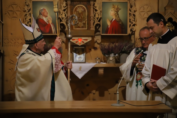 Metropolita krakowski przewodniczył uroczystej Eucharystii, po której poświęcił nową kaplicę św. Jana Pawła II na Śnieżnicy