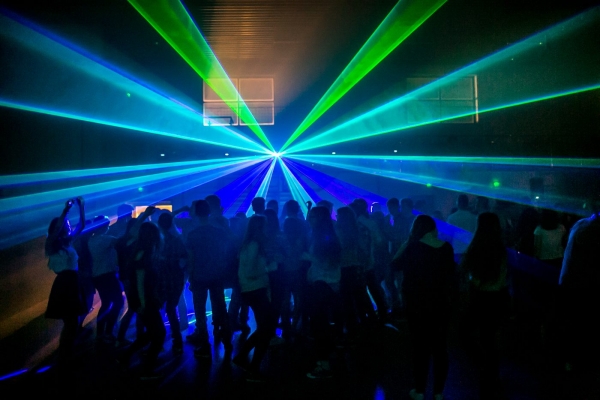 Sundlight włącza się w ogólnopolską akcję. Technicy estrady rozświetlą niebo dla personelu medycznego