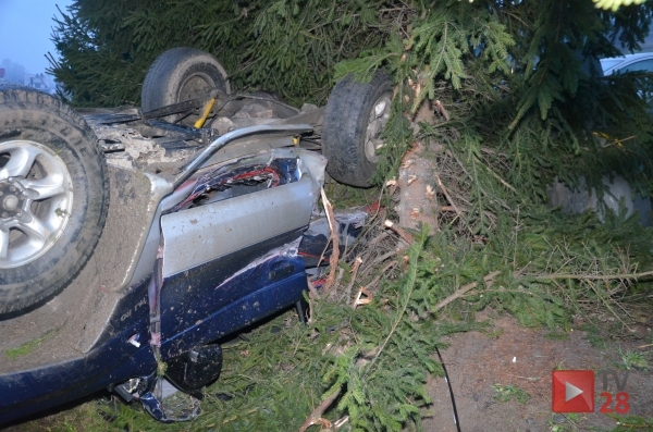 Łostówka. Nocna eskapada qudaem i Pajero zakończyła się w rowie