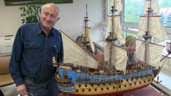 Te żaglowce zachwycają i budzą podziw: Stanisław Ostasz z Męciny jest jedynym w regionie mistrzem szkutnictwa