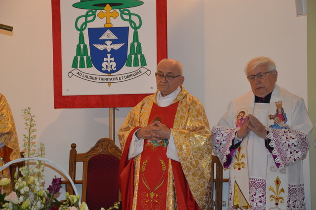 Parafianie w obecności bp. tarnowskiego Andrzeja Jeża pożegnali ks. Mariana Tyrkę