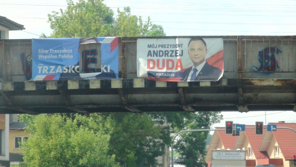 Zniszczone plakaty Trzaskowskiego i Kosiniaka-Kamysza. Wycięto głowy kandydatów z banerów wyborczych