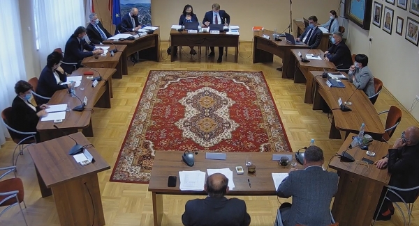 Burmistrz Anna Pękała: „Mam pomysł na restrukturyzację urzędu i przedstawię moje pomysły w projekcie budżetu”. Radni pytali o koszty utrzymania stanowiska zastępcy