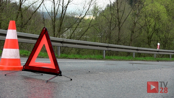 Mszana Górna. czołowe zderzenie VW Polo i Audi
