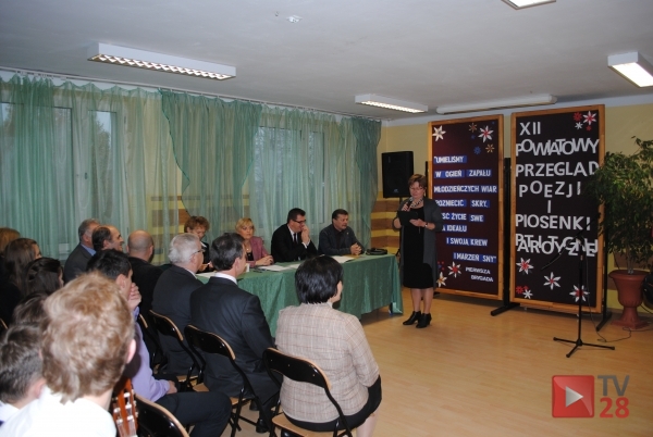 XII Powiatowego Przeglądu Poezji i Piosenki Patriotycznej. Rozpoczęło się kwiatami…