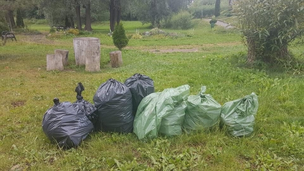 17 worków śmieci – to niechlubny efekt akcji „Sprzątamy Rabę”