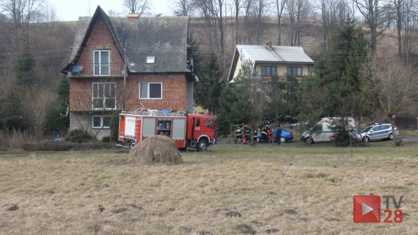 Mszana Dolna. Zadał sobie cios nożem na dachu