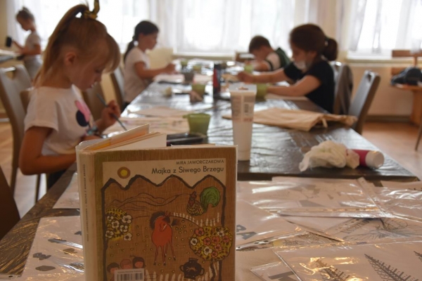 „Literacka podróż za jedną książkę, czyli Majka z Siwego Brzegu powraca”. 6 bibliotek publicznych realizuje projekt Miejskiej Biblioteki Publicznej w Limanowej