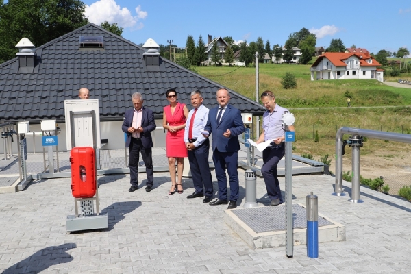 To duży krok w kierunku skanalizowania miejscowości. Władze gminy Limanowa dokonały odbioru nowoczesnej oczyszczalni ścieków