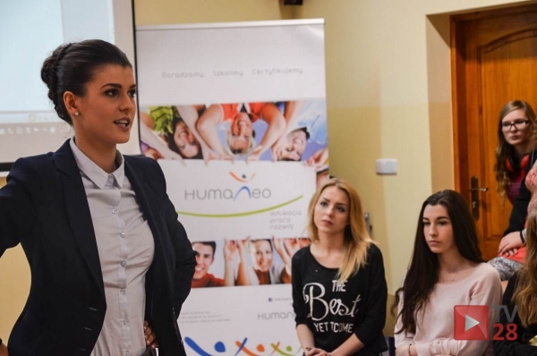 Mszana Dolna. Miss Polski uczyła młodzież zasad savoir vivre’u