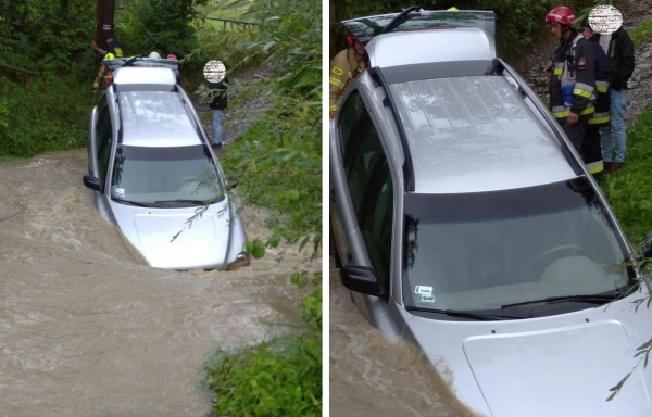 Samochód osobowy utknął w potoku. Kierowca próbował przejechać na drugi brzeg