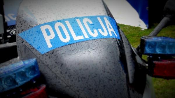Z gramem marihuany, bez prawa jazdy próbował pobić funkcjonariusza. Policjanci zatrzymali krewkiego motocyklistę