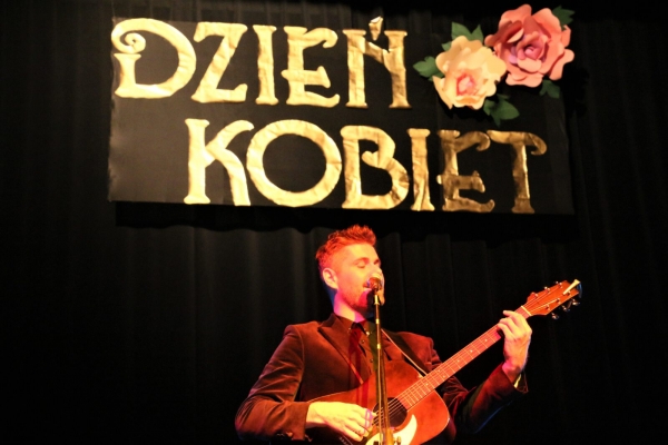 Występ Łukasza Jemioły i tulipany dla wszystkich pań od burmistrza Władysława Biedy – Dzień Kobiet w Limanowskim Domu Kultury