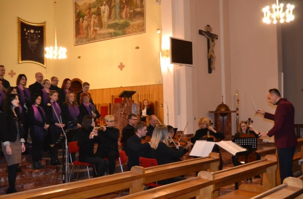 Nowe aranżacje tradycyjnych pieśni i autorskie kompozycje Sebastiana Szymańskiego. Kolejny koncert Nowej Muzyki Pasyjnej