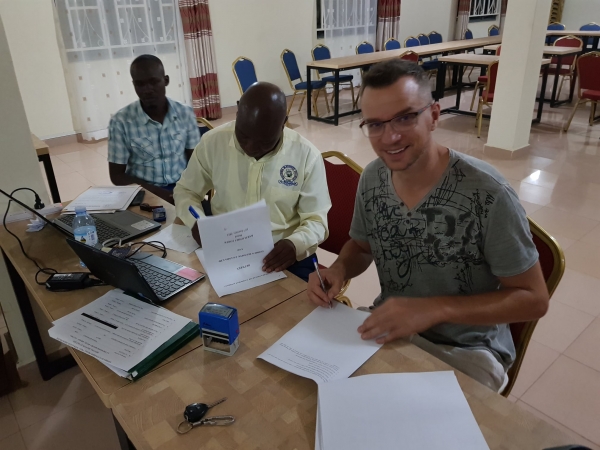 Bartek Zobek promuje ekologię w Ugandzie. Podjął współpracę z pozarządową organizacją Goshen