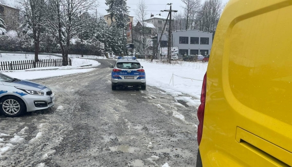 Na parkingu Fiat Doblo wjechał w policyjny radiowóz