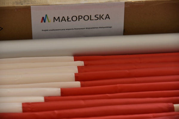 Lokalna Organizacja Turystyczna rozda 103 flagi na 103. rocznicę odzyskania niepodległości