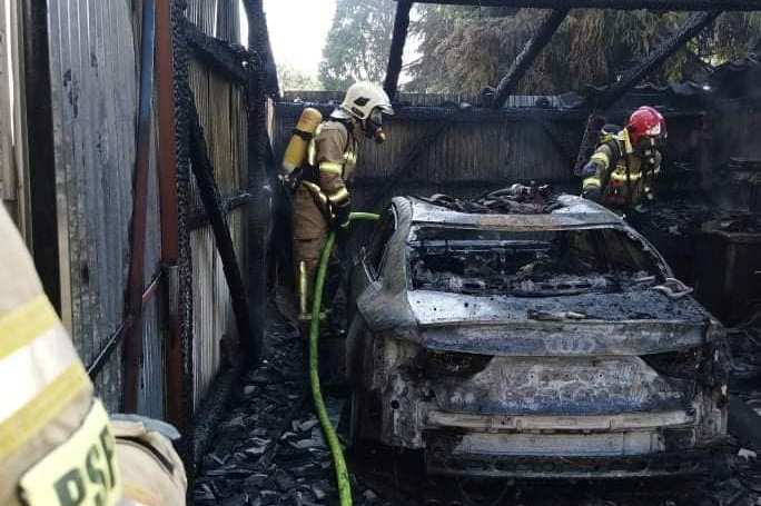 Doszczętnie spłonął garaż, a w nim zaparkowane Audi