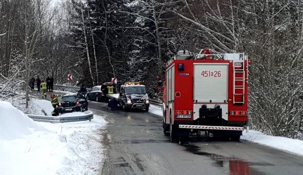 Na śliskiej nawierzchni doszło do zderzenia dwóch samochodów osobowych