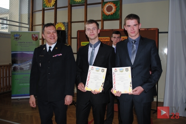 Szkoła w Tymbarku pożegnała strażaków, żołnierzy i policjantów