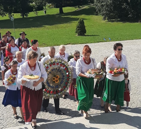 Tradycyjny wieniec dożynkowy oraz piękne bukiety z kwiatów i ziół – święto Wniebowzięcia Najświętszej Maryi Panny w kościele pw. św. Anny
