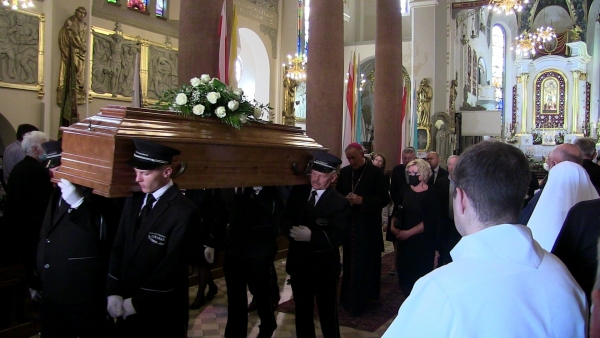 Biskup Andrzej Jeż na pogrzebie swojej mamy: – Jestem przekonany, że mama jest osobą spełnioną…