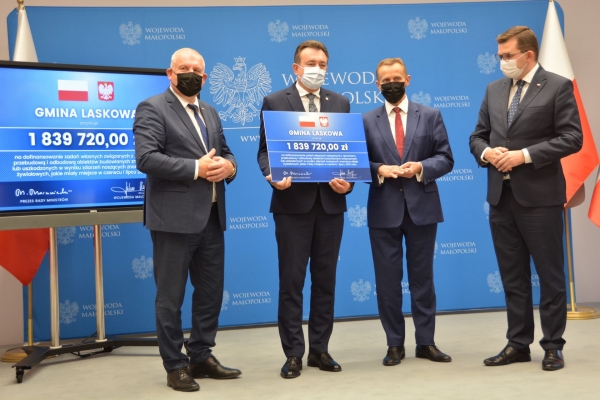 Wójt Piotr Stach odebrał czek w ramach rządowej pomocy na usuwanie skutków ulew