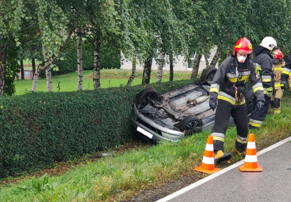 Dachowanie samochodu na drodze powiatowej. Są osoby ranne