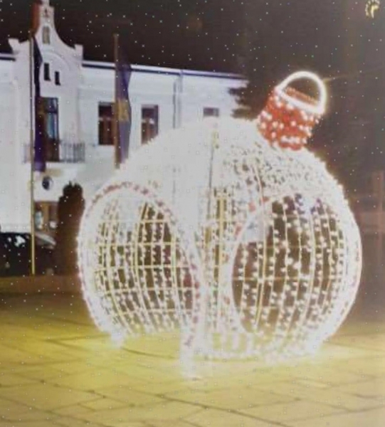 Nieznani sprawcy zniszczyli oświetlenie bombki. Władze gminy proszą o pomoc w ustaleniu tożsamości wandali